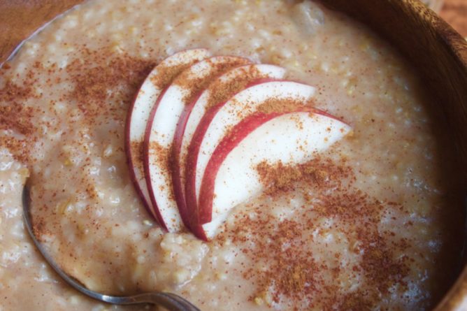 Apple Cinnamon Steel Cut Oatmeal in the Instant Pot {Vegan}