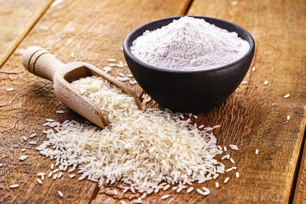 a bowl of rice flour with rice grains.