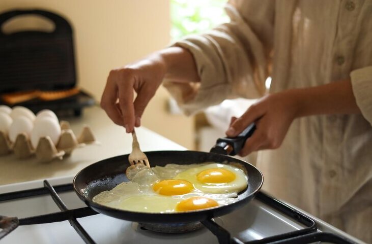 Is Frying Eggs Healthy? Oils, Tips, and Nutritional Facts